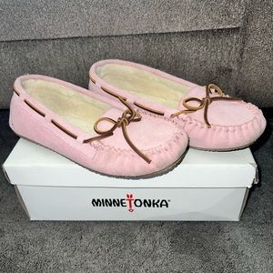 WOMENS PINK MINNETONKA MOCCASINS SIZE 8!